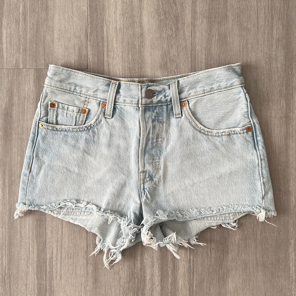 Levi Strauss 501 denim jean light wash shorts size 24 frayed raw edge hem